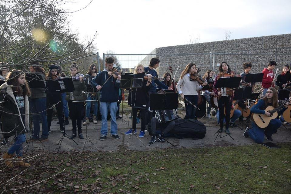 Μαθητές του Μουσικού Σχολείου Αλίμου έδωσαν συναυλία μπροστά στο «τείχος της ντροπής» στο Μόναχο