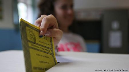 DW: Κινδυνεύει το ευρώ από το ιταλικό δημοψήφισμα;