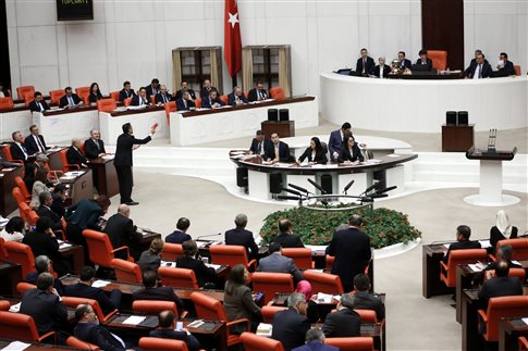 «Περνούν» στη τουρκική Βουλή τα άρθρα συνταγματικής μεταρρύθμισης