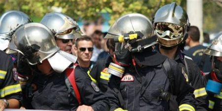 Έξω από τη Βουλή εκατοντάδες πυροσβέστες