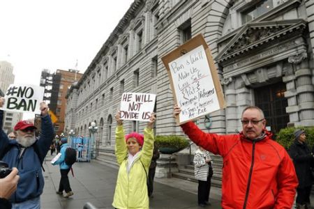 Δύσκολο το «ζύγισμα» από τη Δικαιοσύνη για το μπλόκο του Τραμπ