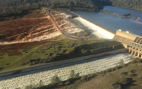 Χιλιάδες εγκαταλείπουν περιοχή κοντά στο υψηλότερο φράγμα των ΗΠΑ