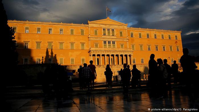 DW: Μια αλλαγή κυβέρνησης δεν λύνει το ελληνικό πρόβλημα