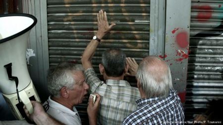 DW: Η κρίση έκανε τους Έλληνες κατά 40% φτωχότερους