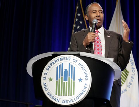 Σάλο προκαλεί υπουργός του Τραμπ που μίλησε για «μετανάστες» σκλάβους