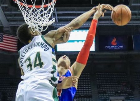 Μαγικός ο Αντετοκούνμπο και νέο double-double από τον Κουφ