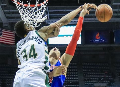 Μαγικός ο Αντετοκούνμπο και νέο double-double από τον Κουφ