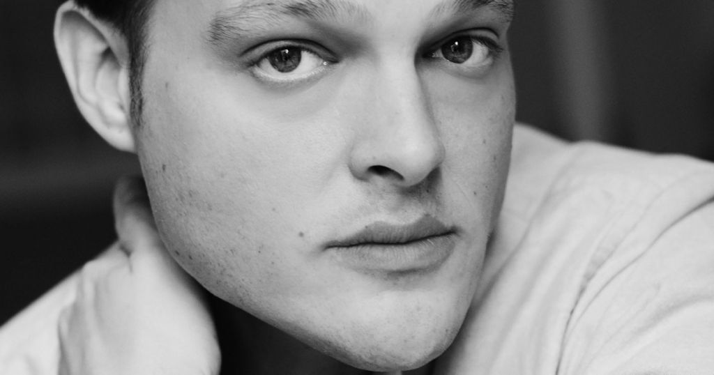 Γκαρθ Γκρίνγουελ: Δεν φοβάμαι την ετικέτα «γκέι συγγραφέας»