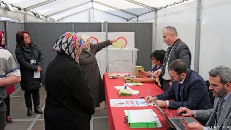 DW: Τι ψηφίζουν οι Τούρκοι στο Χυρτ της Γερμανίας;