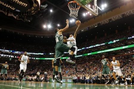 Ο Giannis πέρασε με τους Μπακς και από τη Βοστόνη