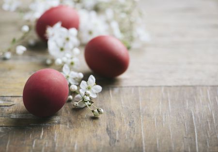 Πώς να βάψετε κόκκινα αβγά με ριζάρι