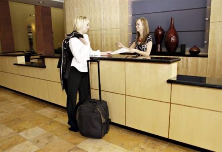 Αυξημένοι 1% οι μισθοί των ξενοδοχοϋπάλληλων