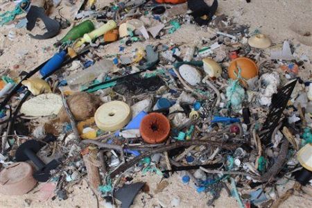 «Παρθένο» νησάκι η μεγαλύτερη χωματερή πλαστικών
