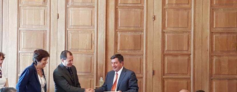 5ώροφη πολυκατοικία για τη φιλοξενία μονογονεϊκών οικογενειών παραχώρησε στον δήμο Αθηναίων η Κάριτας Ελλάς