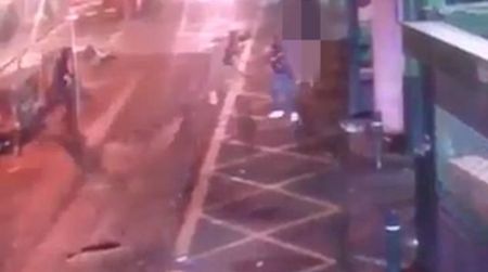 Οι αστυνομικοί σκοτώνουν τους δράστες της επίθεσης του Λονδίνου (βίντεο)