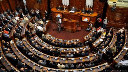 DW: Πιο γυναικεία και ηλικιακά ανανεωμένη η γαλλική Βουλή