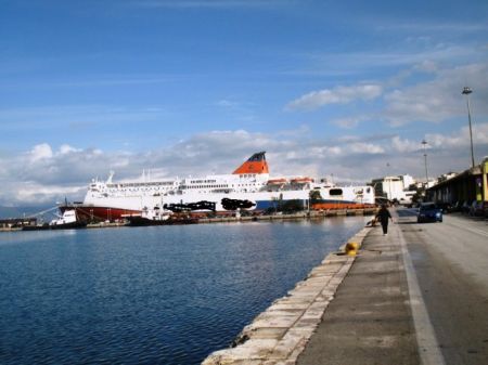 Bουτιά θανάτου για οδηγό ΙΧ στο λιμάνι της Πάτρας