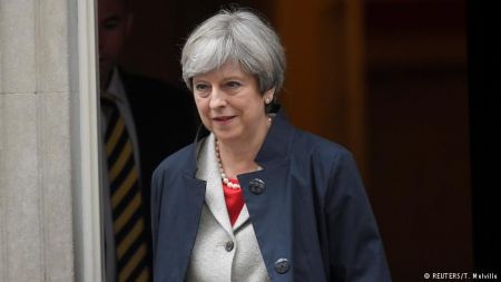 DW: Μετριάζει τη στάση της η Τερέζα Μέι