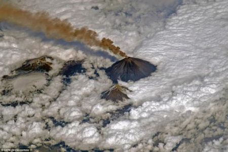 Το ηφαίστειο που βρυχάται πάνω από τα σύννεφα!