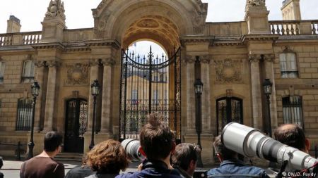 DW: Ο Μακρόν κρατά σε απόσταση τον Τύπο