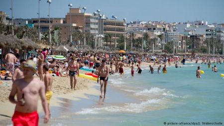 DW: Οι Βαλεαρίδες βάζουν φρένο στα παράνομα καταλύματα