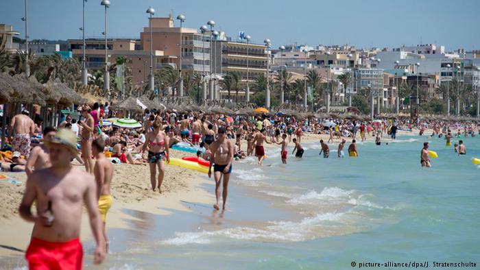 DW: Οι Βαλεαρίδες βάζουν φρένο στα παράνομα καταλύματα