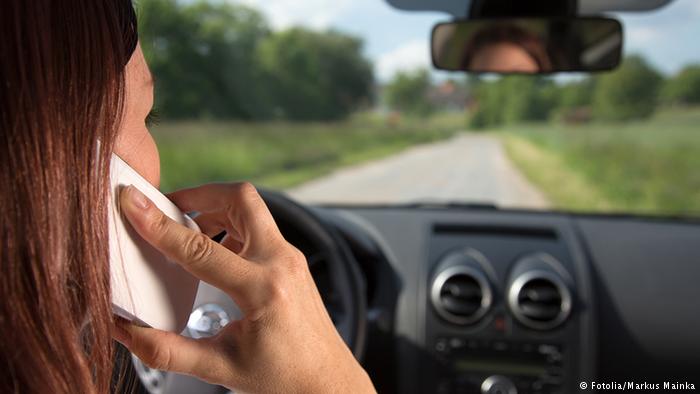Γερμανία: Νέα πρόστιμα για οδηγούς που κρατούν κινητό