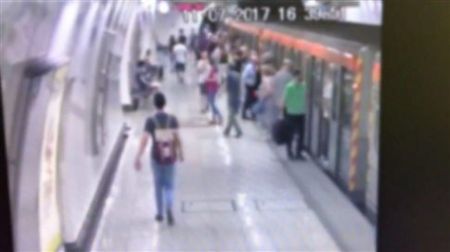 Τα μυστικά του επαγγέλματος των «ελαφροχέρηδων» στο μετρό (βίντεο)