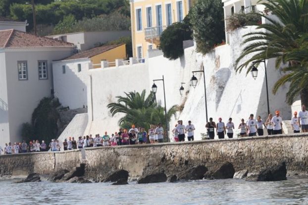 Αυλαία στην τουριστική σεζόν με το Spetses Mini Marathon
