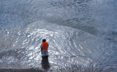 Υπουργείο Ναυτιλίας: Δεν παρατηρείται επιφανειακή ρύπανση στη Σαλαμίνα
