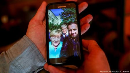 DW: Επαιξε διπλό παιχνίδι η Μέρκελ στο προσφυγικό;