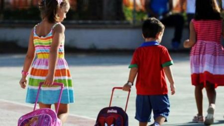 Τα παιδιά των πόλεων κινδυνεύουν από την ατμοσφαιρική ρύπανση ενώ περπατούν για το σχολείο