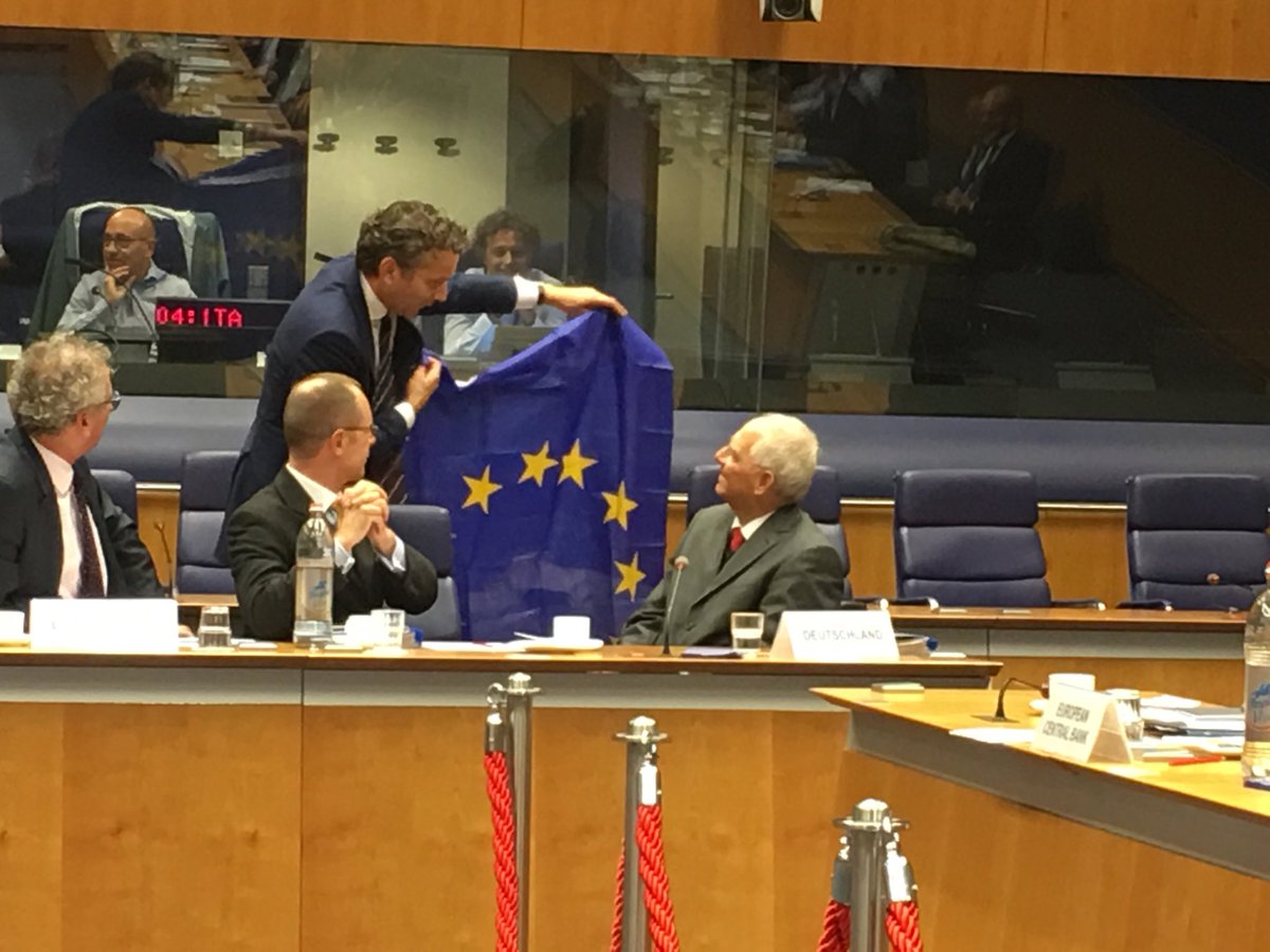 Σημαία της ΕΕ γεμάτη υπογραφές το αναμνηστικό δώρο του Eurogroup στον Σόιμπλε