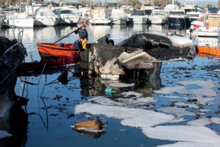 Κάηκε σκάφος στη μαρίνα της Γλυφάδας