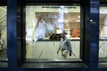 Επίθεση Ρουβίκωνα με βαριοπούλες στην Περιφέρεια Αττικής (Βίντεο)