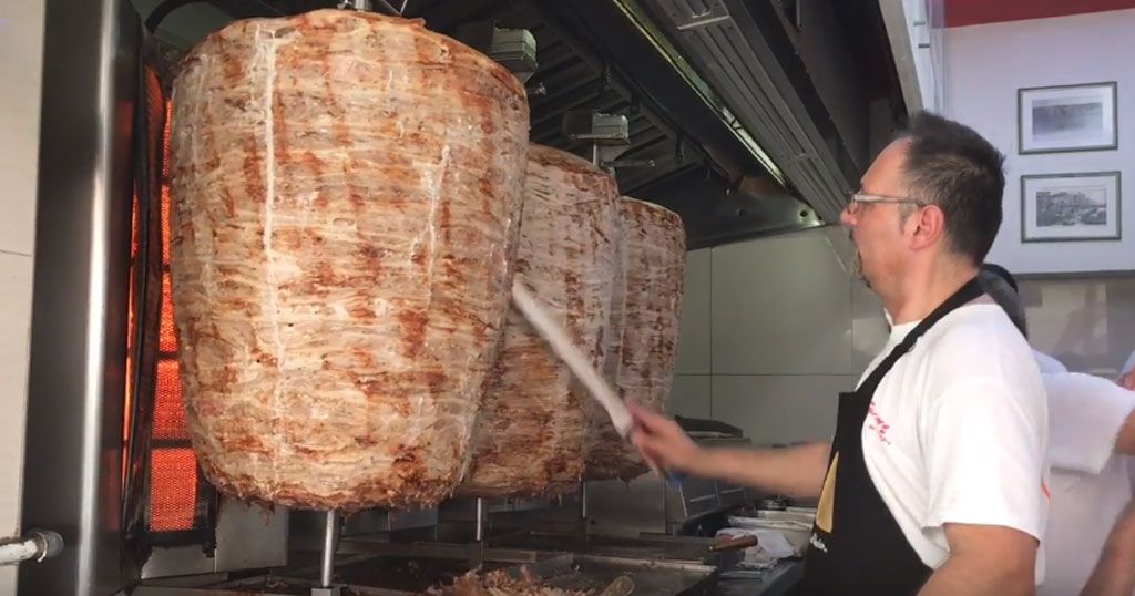 Βρυξέλλες: Μην πανικοβάλλεστε, δεν σας κόβουμε το σουβλάκι