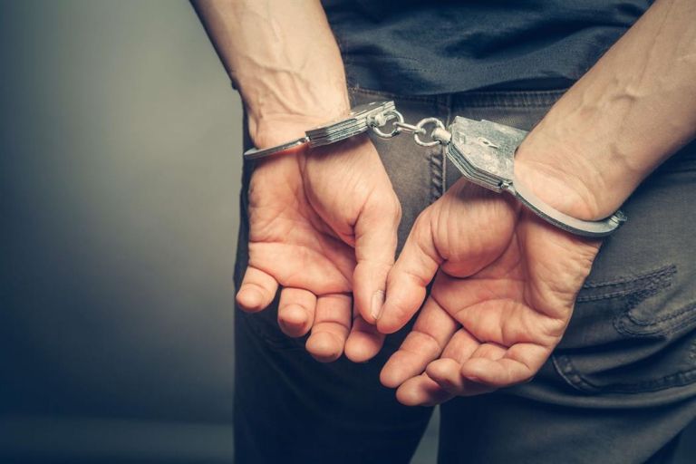Συνελήφθη 17χρονος που λήστευε πεζούς στα Εξάρχεια | tovima.gr