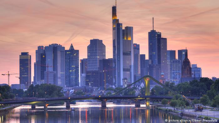 DW: Νέα γερμανική πολιτική για την ευρωζώνη;