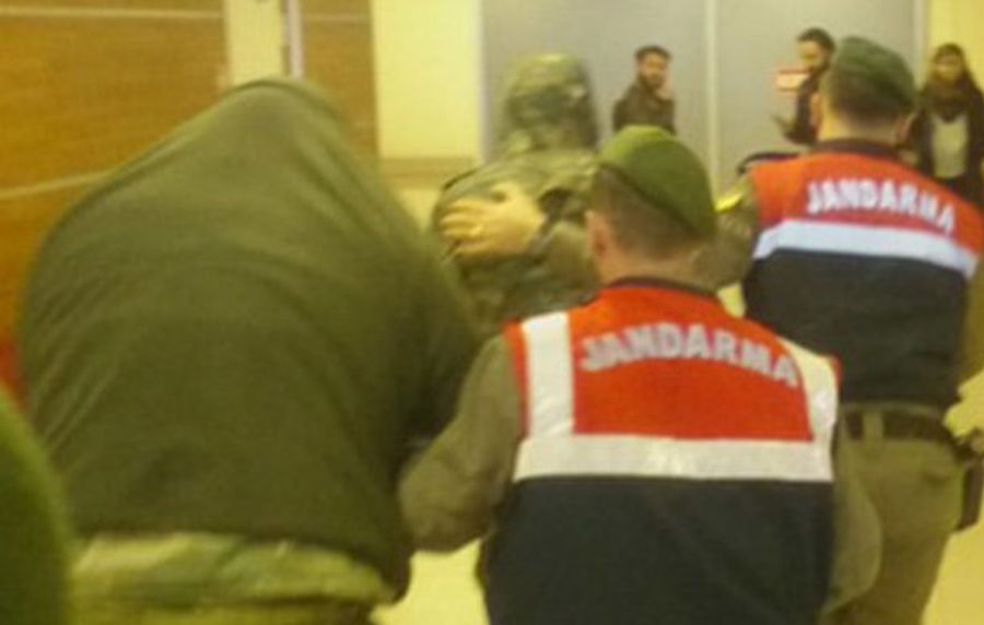 Η Ελλάδα περιμένει βίντεο με το άνοιγμα των κινητών των δύο στρατιωτικών