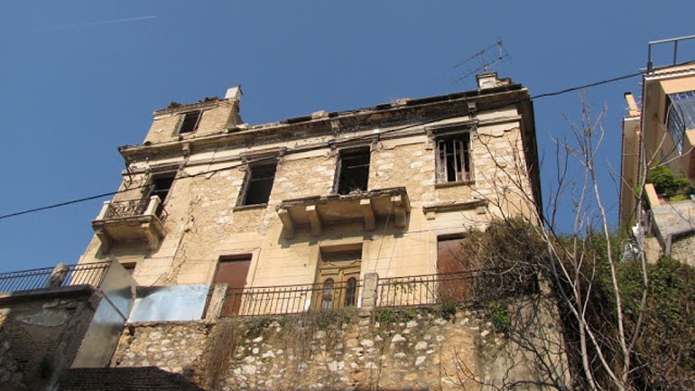 Εξάρχεια: Ξέσπασε πυρκαγιά σε εγκαταλελειμμένο κτίριο