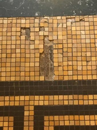 Ζημιές στο ψηφιδωτό του πατώματος της Βουλής από τα τακούνια