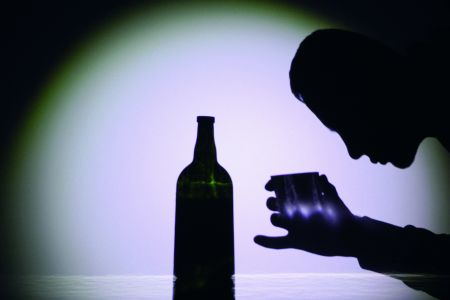 Ελληνες και αλκοόλ: «Η πίεση δεν αντέχεται στεγνή»