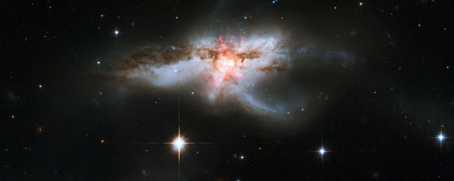 Αστρονόμοι ανακάλυψαν τα αίτια που ένας γαλαξίας μοιάζει με πεταλούδα