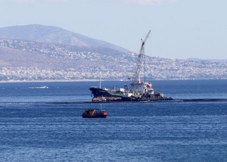 Σαλαμίνα: Βυθίστηκε φορτηγίδα χωρίς να προκαλέσει θαλάσσια ρύπανση