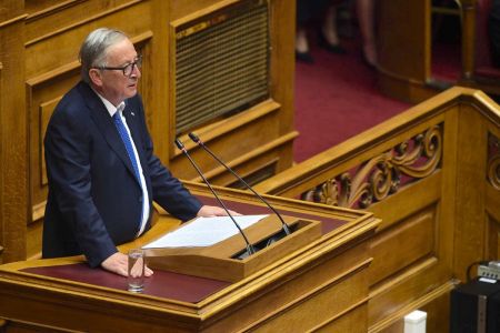Γιούνκερ στη Βουλή: Οι Ευρωπαίοι δεν μπορούν να αφήσουν την Ελλάδα μόνη της στο προσφυγικό