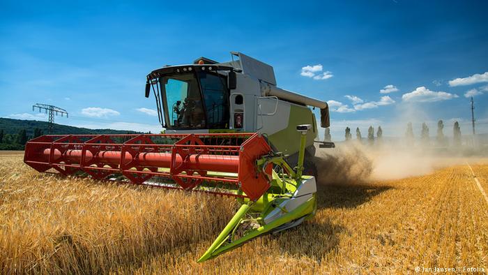 DW: Μείωση δαπανών για τη γεωργία προτείνει η Κομισιόν