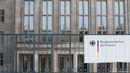 Deutsche Welle: Ο Σολτς συνεχίζει την παράδοση Σόιμπλε