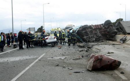 Δύο νεκροί και μία βαριά τραυματίας σε τροχαίο με νταλίκα στον Κηφισό