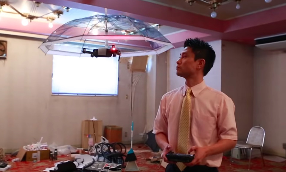 H ομπρέλα που σε ακολουθεί μόνη της παντού