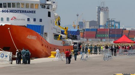 Deutsche Welle: Διχάζει η άφιξη του Aquarius στην Ισπανία